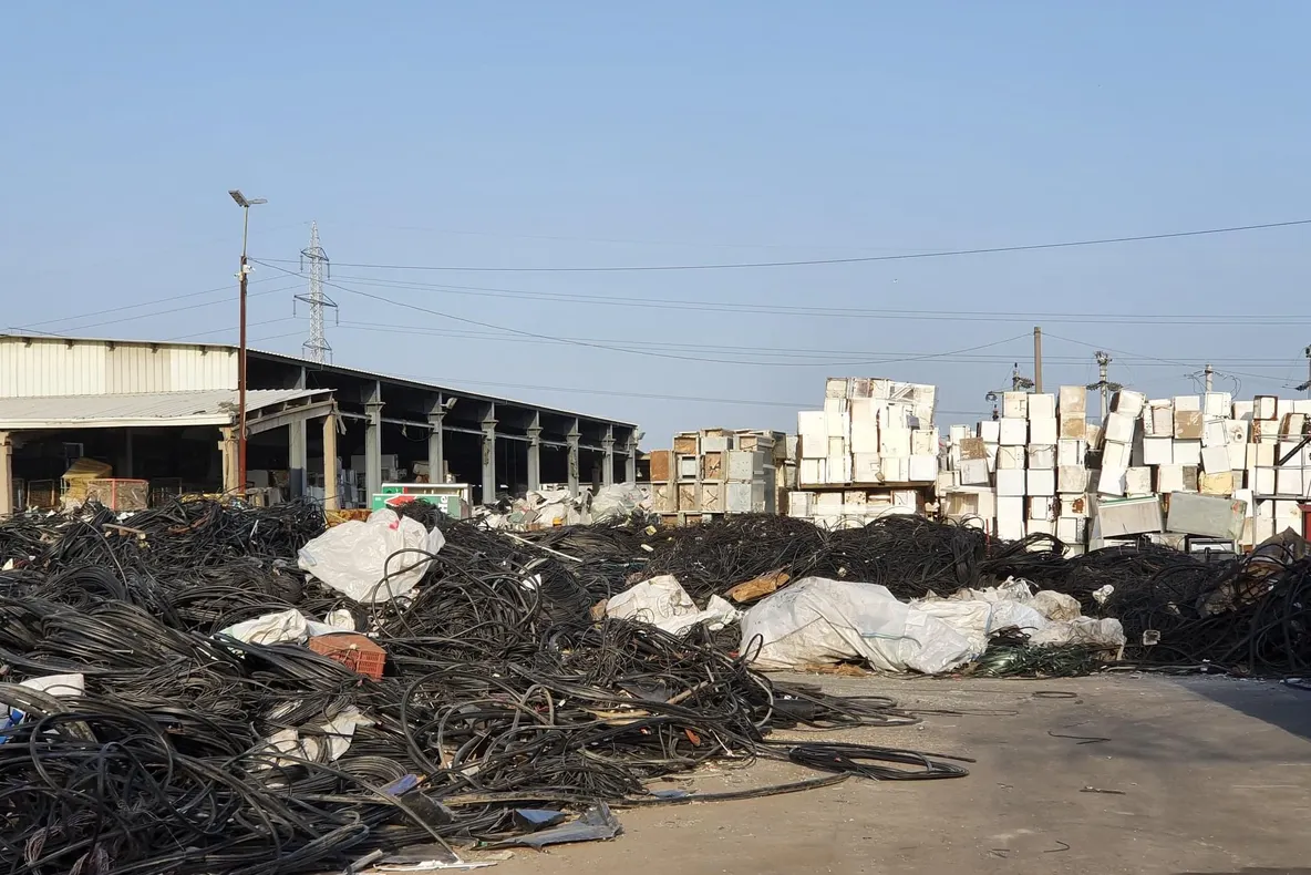 Repetenți la reciclare. Ministrul o scaldă în acuzații