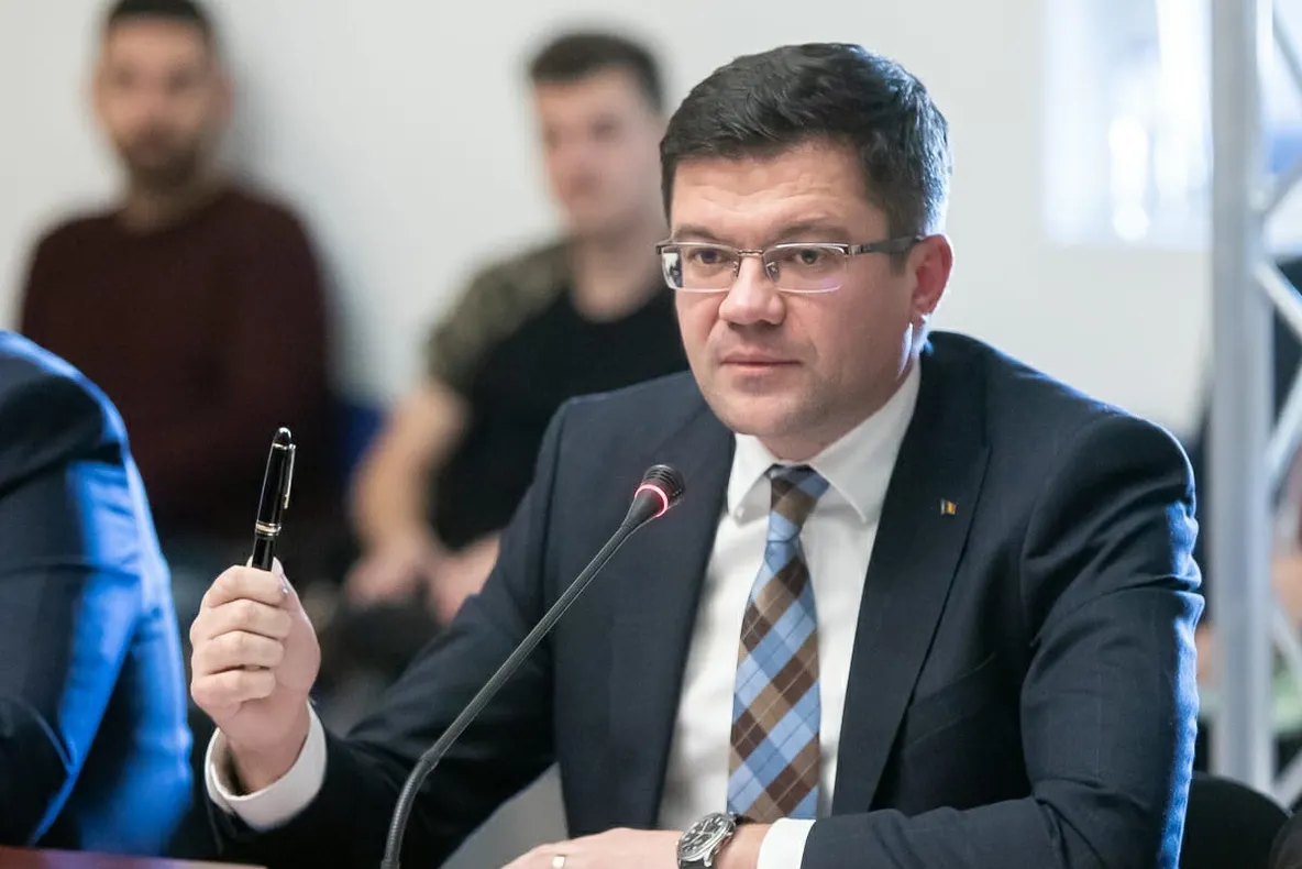 Ministrul Alexe aruncă praf în ochii românilor