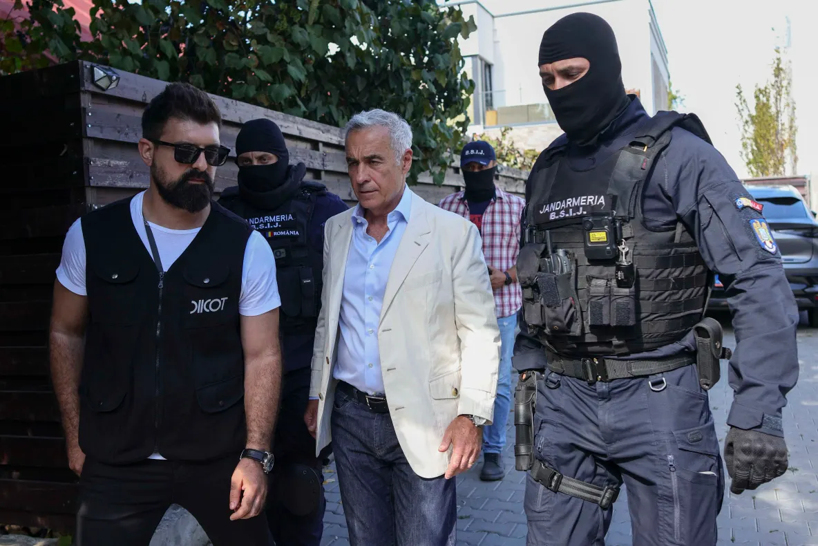 Călin Georgescu, plasat sub control judiciar. Fostul candidat a părăsit Tribunalul în uralele numeroșilor susținători, fără a face declarații