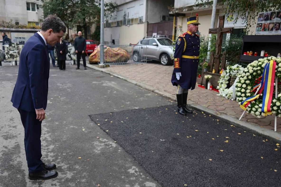 Nicuşor Dan, omagiu pentru victimele de la Colectiv, la 11 ani de la tragedie. Preşedintele a depus o coroană de flori -VIDEO