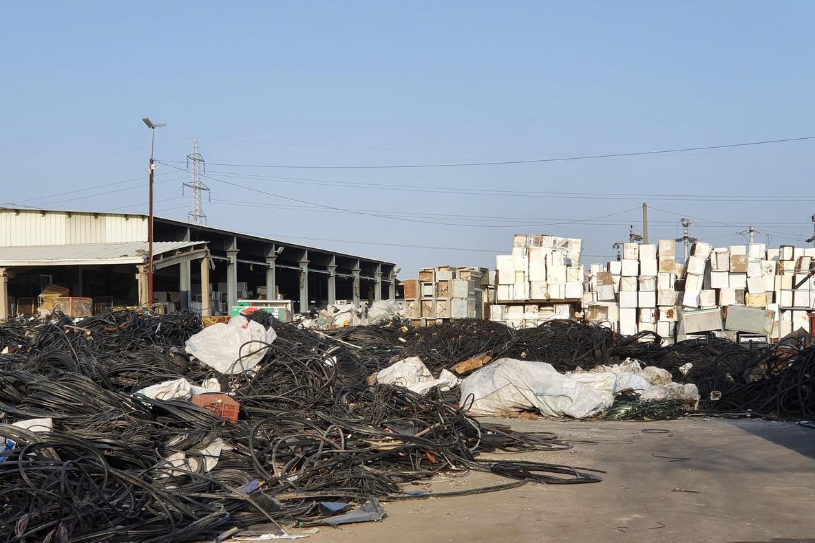 Repetenți la reciclare. Ministrul o scaldă în acuzații