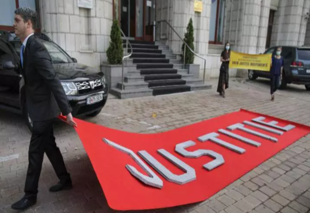 Protest sediul Ministerului de Justiție față de modalitatea în care este gestionată desființarea Secției Speciale