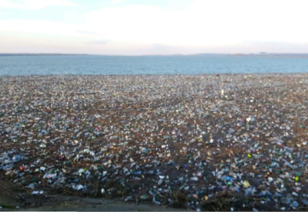 FOTO: Baraj de acumulare de pe râul Olt, invadat de PET-uri. Imagini INCREDIBILE