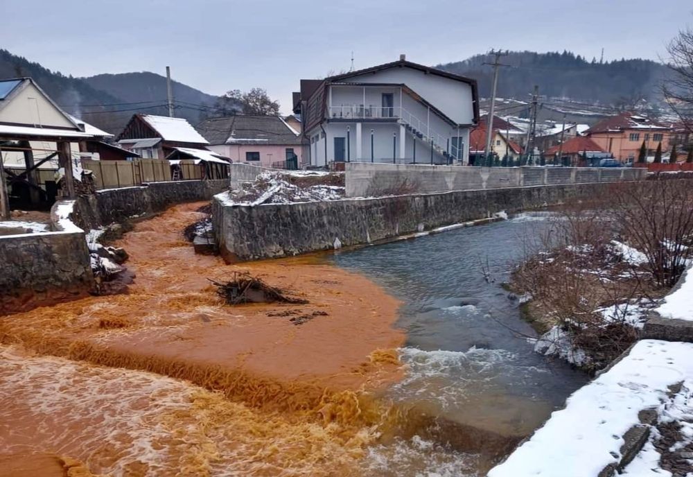 Firmă amendată cu 120.000 lei pentru poluarea cu ape de mină provenite din galeria Câmpurele