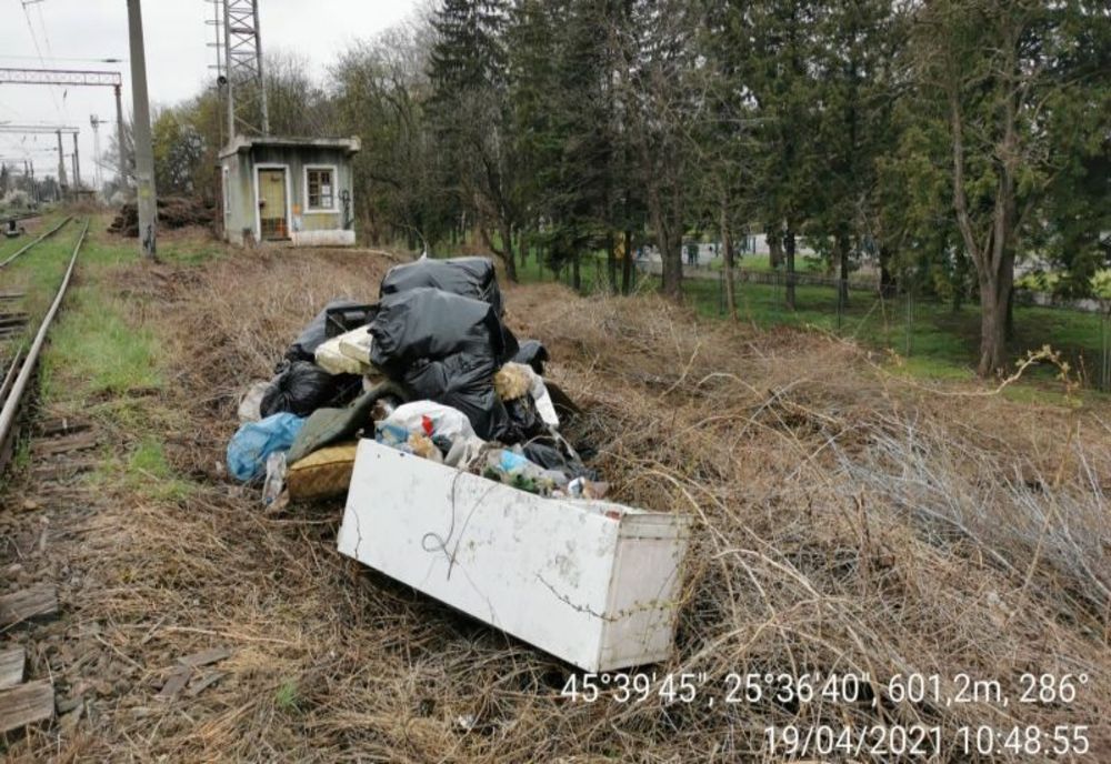 Salubrizare forțată! Somată de Poliția Locală, Regionala CF Brașov s-a apucat de curățenia de primăvară!