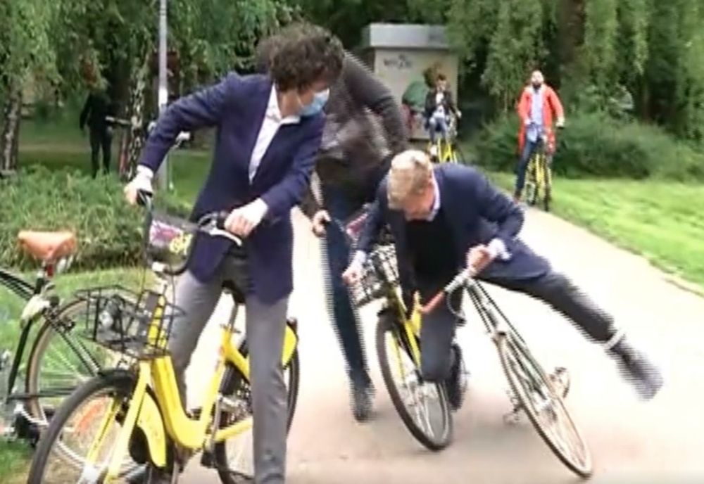 VIDEO Incident hilar, șeful unei mari bănci a căzut cu bicicleta, sub ochii lui Nicușor Dan și Tanczos Barna