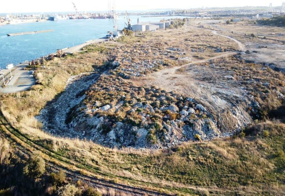 FOTO Amendă record și plângere penală pentru Primăria Constanța, din cauza gropii de gunoi din port