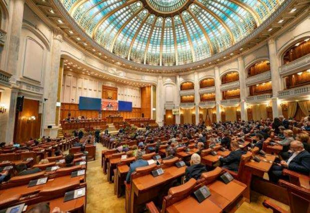 DISPONIBILIZĂRILE DE LA SENAT, ÎN PAUZĂ. „SUSPENDAŢII DE DREPT NU POT FI ELIMINAŢI SAU OBLIGAŢI SĂ SE ÎNTOARCĂ”