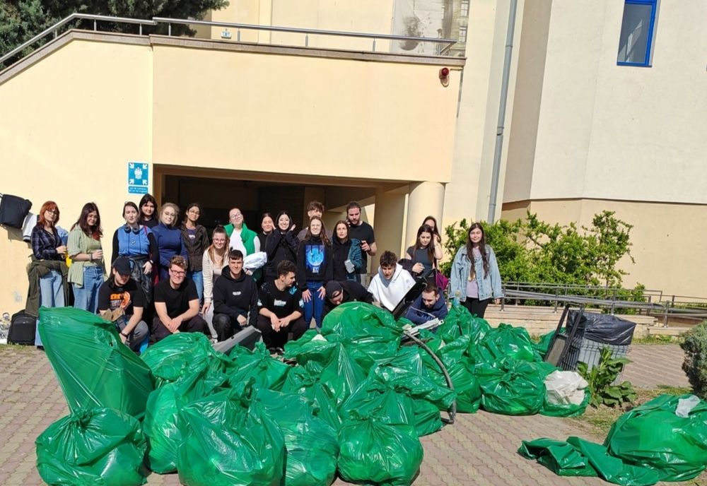 34 DE SACI COLECTAȚI PENTRU UN CAMPUS MAI CURAT