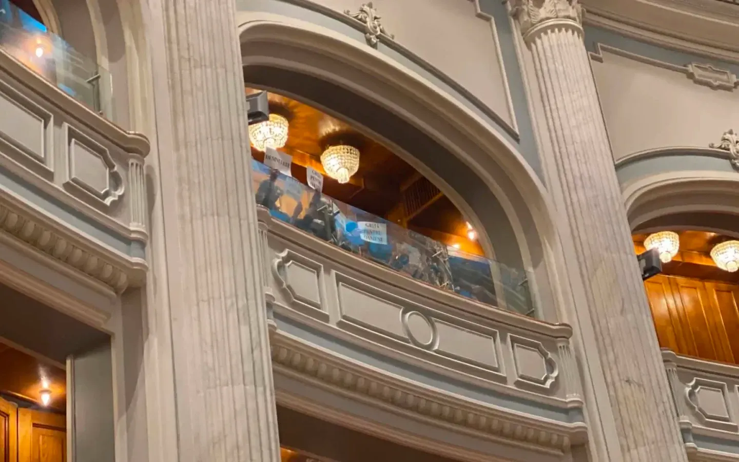  Medicii au protestat în balconul Parlamentului, în a doua zi de grevă generală