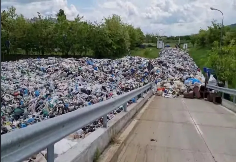 Primăria Urlați, amendată cu 50.000 de lei pentru bomba ecologică de la stația de transfer a deșeurilor