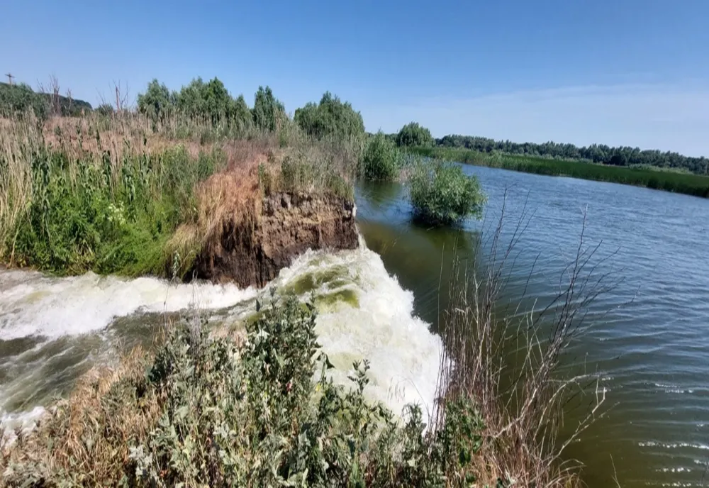 FOTO VIDEO Alertă în județul Tulcea. Digul de protecție din Mahmudia s-a rupt