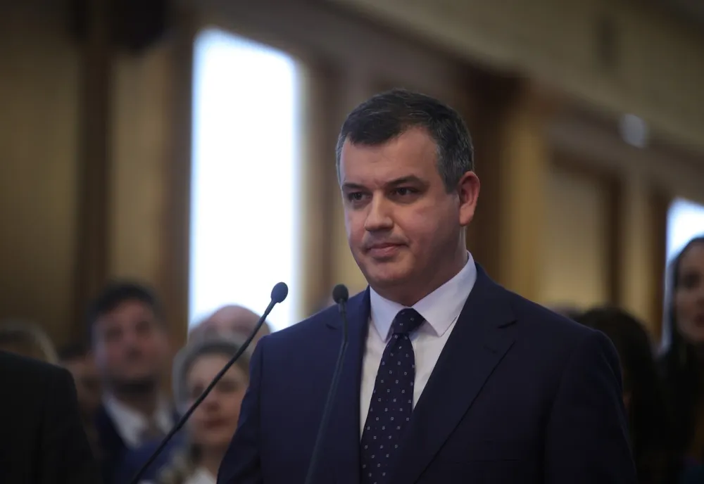 EUGEN TOMAC: DUMINICĂ NU ALEGEM UN OM CU CALITĂŢI ŞI DEFECTE. DUMINICĂ ALEGEM ÎNTRE UNIUNEA EUROPEANĂ ȘI RUSIA