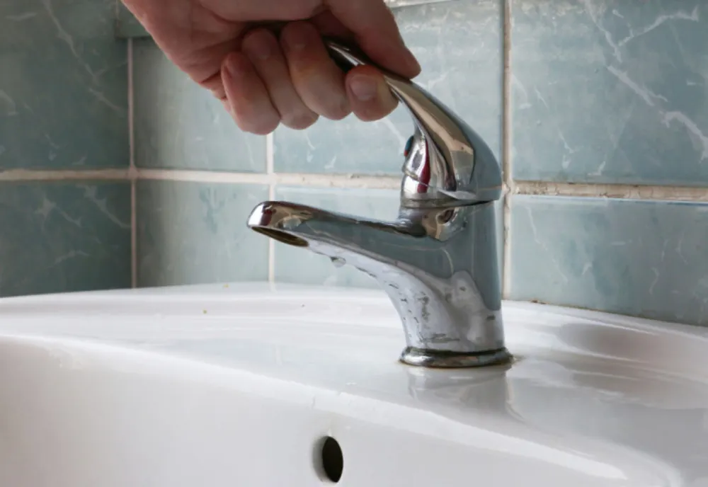 CONSUMUL APEI ÎN BREAZA, INTERZIS DE AUTORITĂȚI DIN CAUZA ASPECTULUI TULBURE ȘI A MIROSULUI NEPLĂCUT