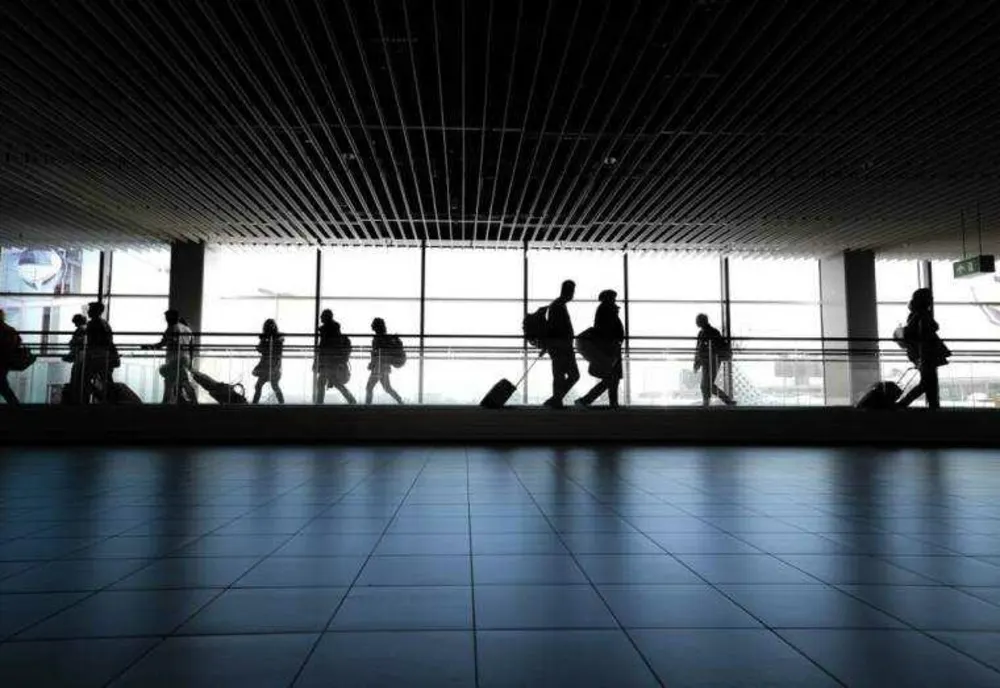 Ministerul Transporturilor îl sfidează pe Bolojan: indemnizații aprobate de 27.000 lei net la Aeroporturi București. Propunerea de 11.000 de lei a Fondului Proprietatea, respinsă