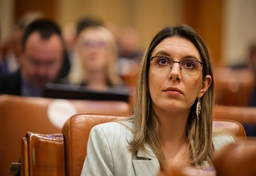 Moțiune simplă luni la Senat împotriva Dianei Buzoianu: 100.000 de cetățeni - fără apă; ei vă cer să plecați de la minister