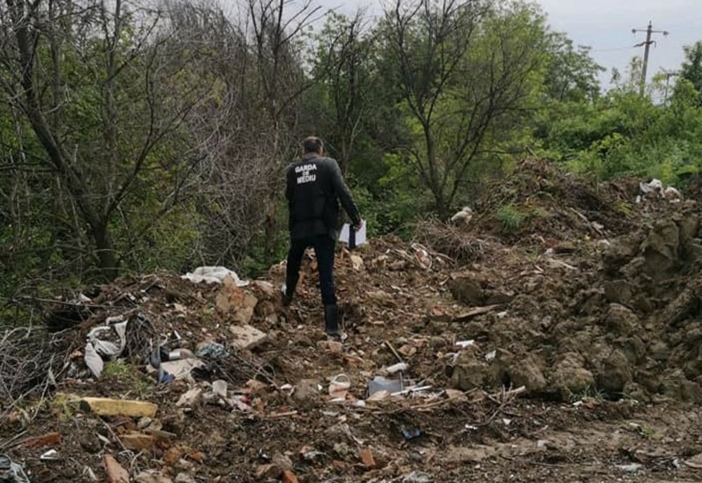 Depozite ilegale de deșeuri menajere, agricole și reciclabile pe raza comunei Merei