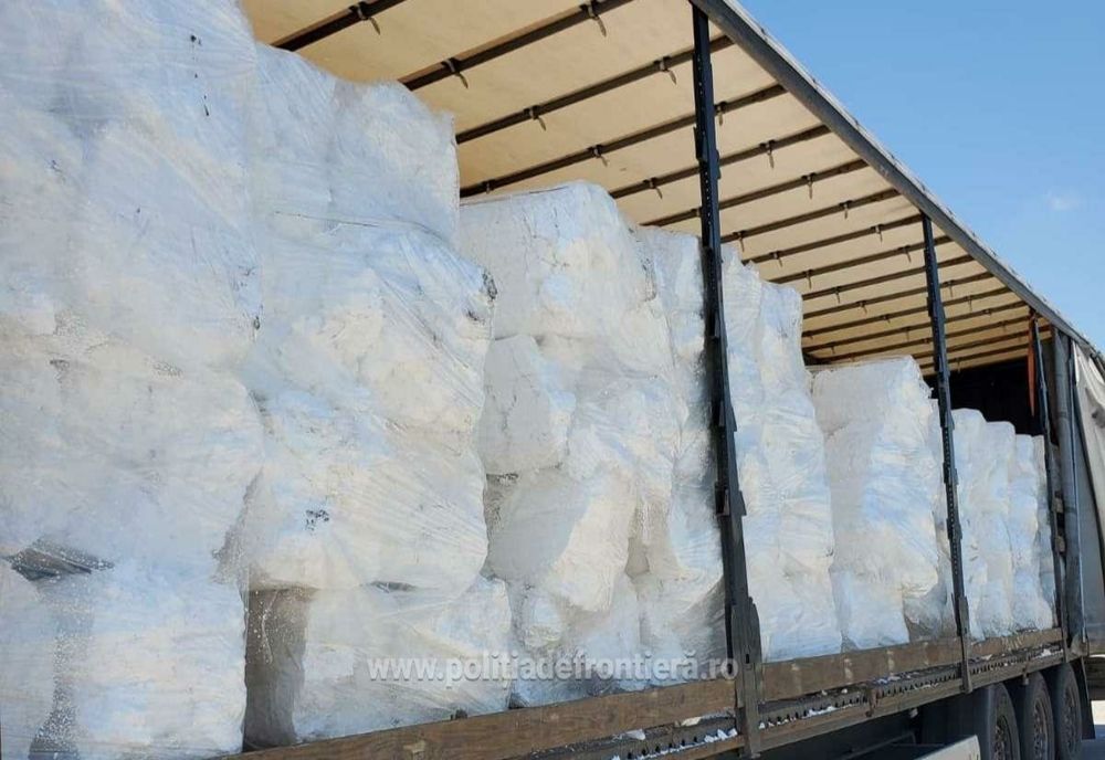 Peste 20 tone de deșeuri plastice transportate ilegal din Grecia,  oprite la P. T. F. Giurgiu