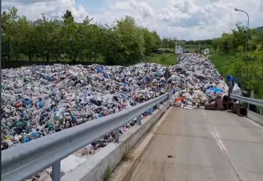 Primăria Urlați, amendată cu 50.000 de lei pentru bomba ecologică de la stația de transfer a deșeurilor