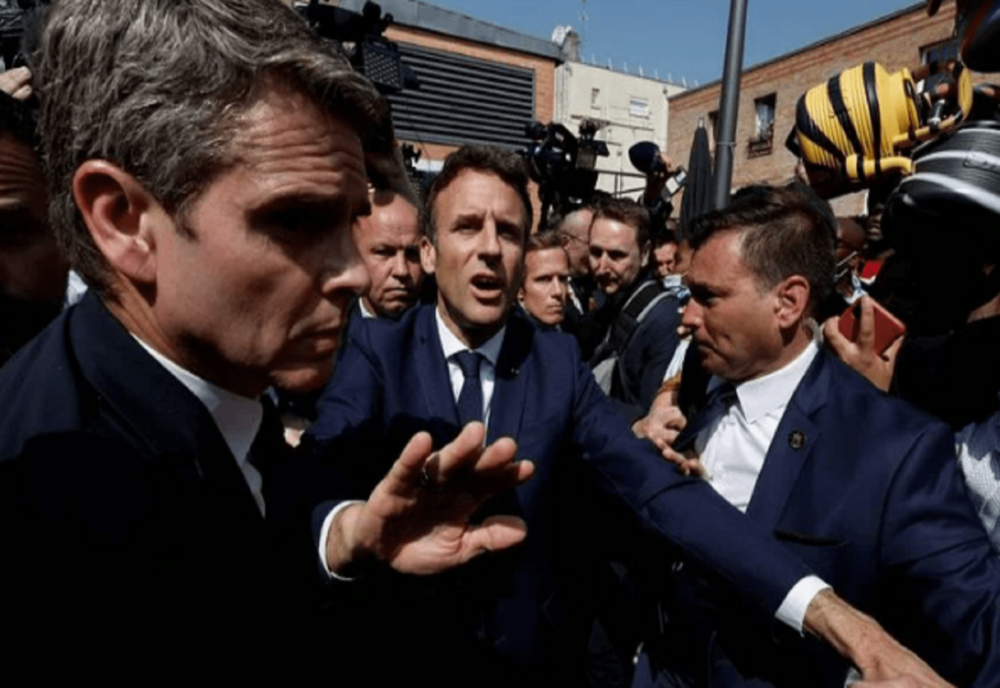 Emmanuel Macron, atacat cu roșii, la doar 3 zile după ce a fost reales în funcția de președinte al Franței