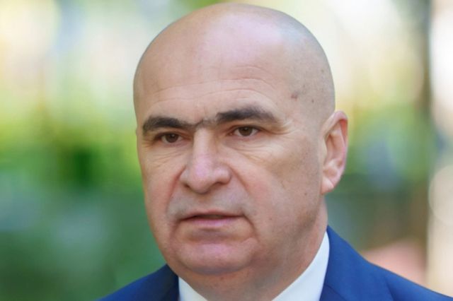 Bolojan, despre scumpirile la carburanți: „Scăderea de acciză garantează creşterea adaosului comercial. Să nu acţionăm ca nişte piromani economici”