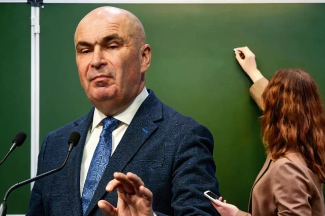 „Legea Bolojan” a provocat haos în educație: aproape 400 de profesori au demisionat de la începutul anului școlar