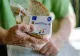 Probleme mari cu virarea banilor pe cardurile de alimente: Oamenii spun că nu și-au primit ajutorul social promis